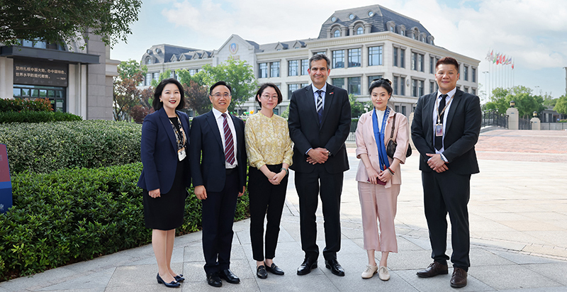 英國(guó)公使銜參贊訪校，共敘中英文化交流