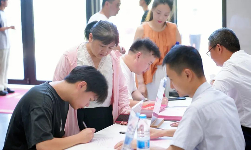 從“新”出發(fā)，“新”向未來——新華高級(jí)中學(xué)2024級(jí)高一新生報(bào)到紀(jì)實(shí)