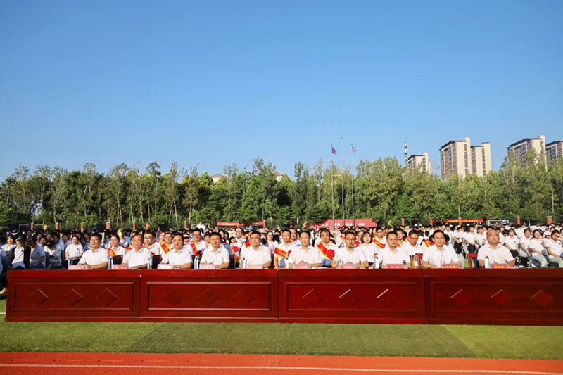賡續(xù)輝煌，再譜華章 | 新華高級中學(xué)2024年秋季開學(xué)典禮暨教師節(jié)表彰大會