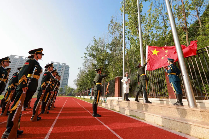 【德育活動】我與國旗合個影，定格最美中國紅——國慶德育實踐活動作業(yè)展