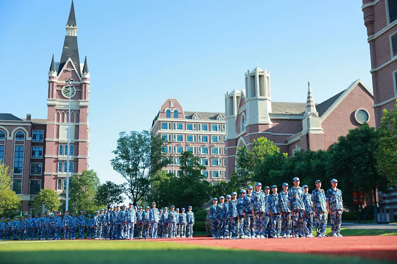 迷彩淬火記 | 淬煉青春鑄鋒芒！新華高級中學(xué)2025級高一年級軍訓(xùn)閉營儀式圓滿收官